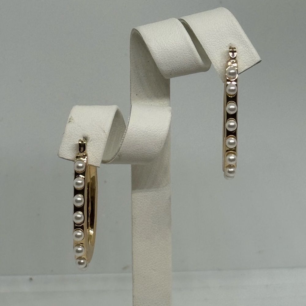 ISAAC MIZRAHI Gold Tone Pearl Oval Hoop